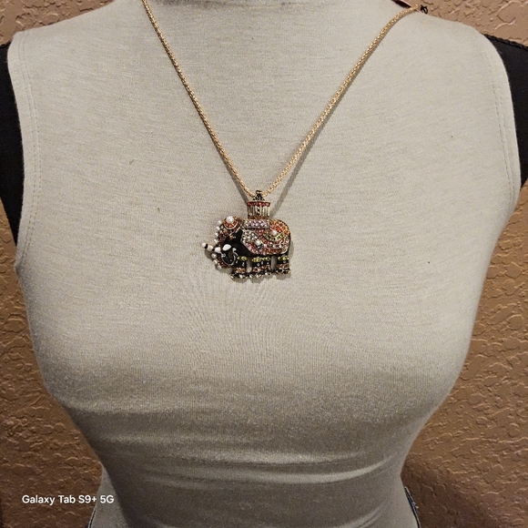 BLACK n RED ELEPHANT STATEMENT NECKLACE - Picture 3 of 3